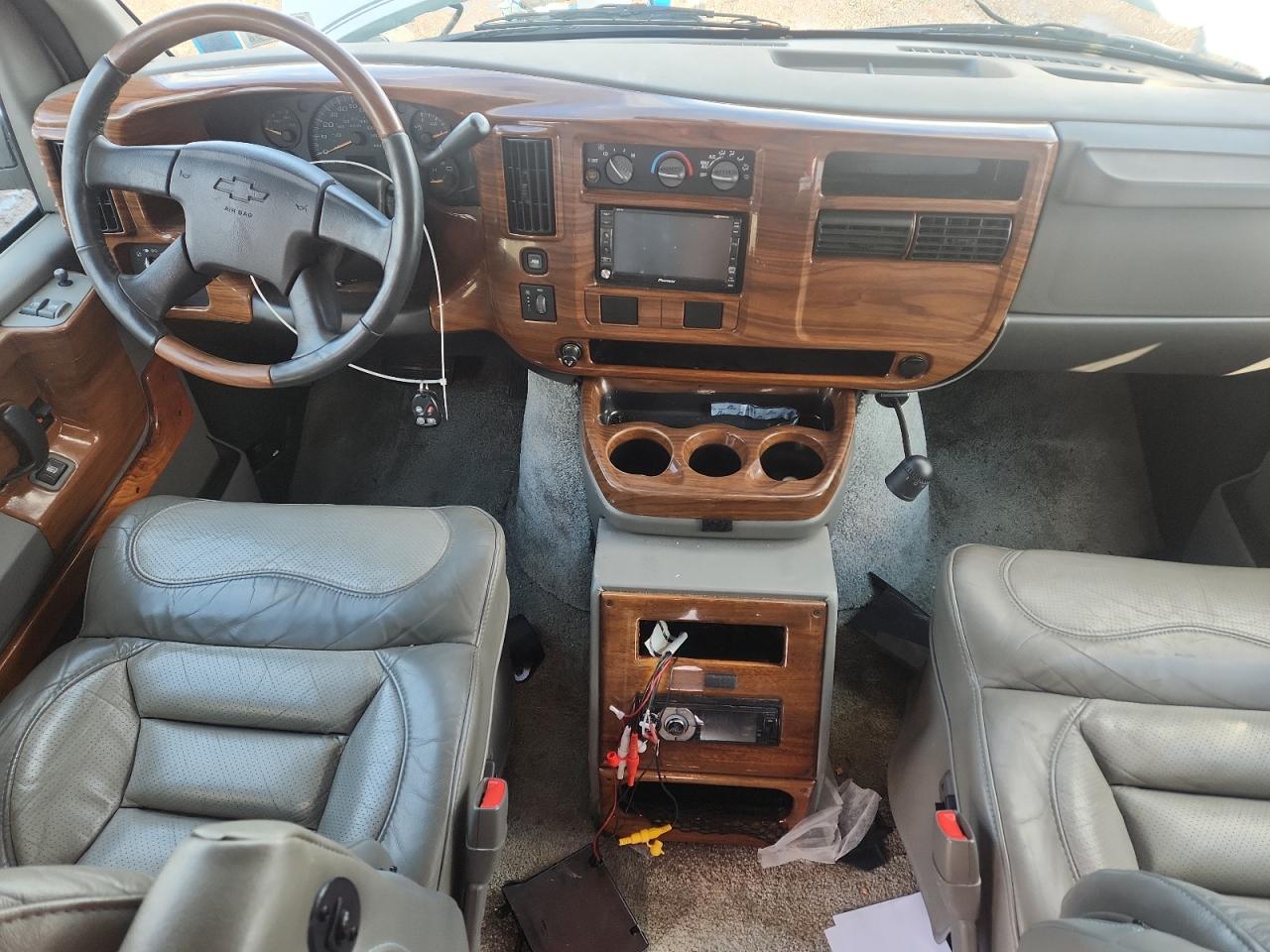 Chevrolet Express Image 8