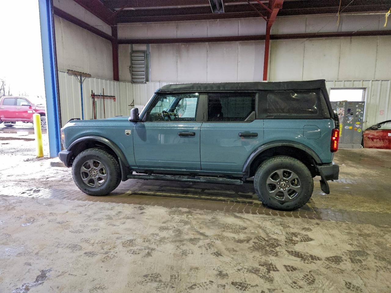 Ford Bronco Base Image 13