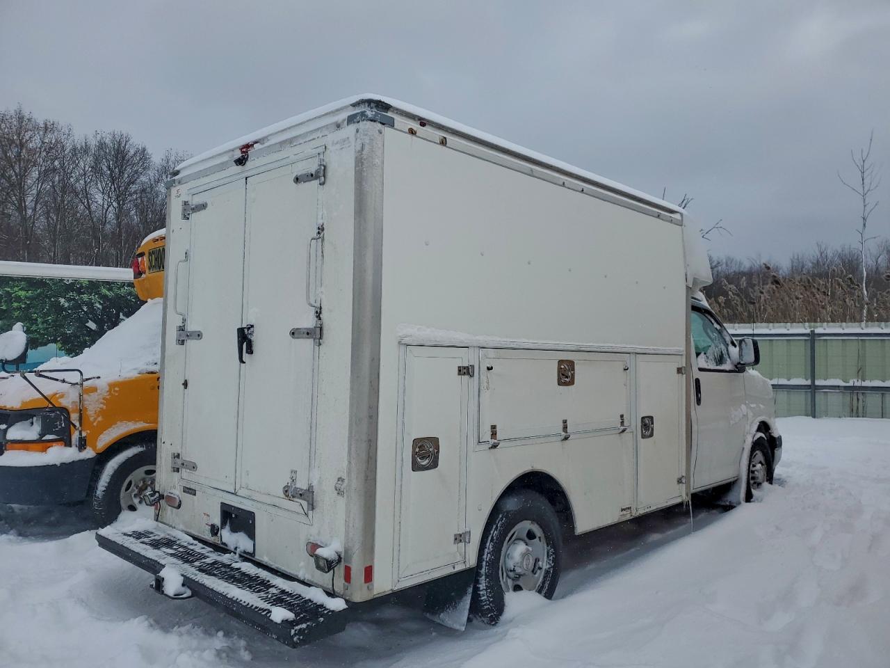 Chevrolet Express Image 12