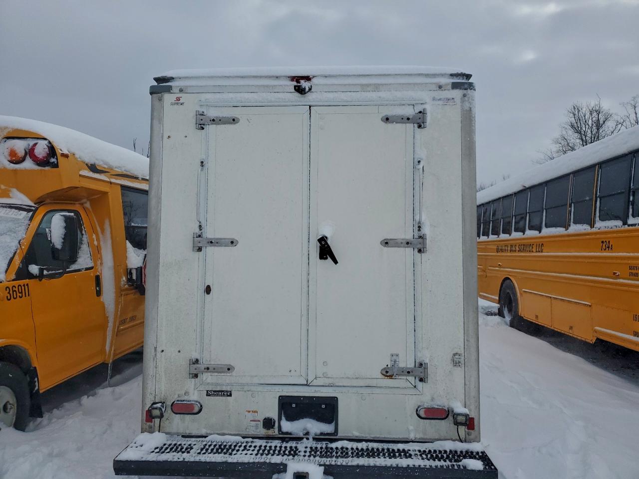 Chevrolet Express Image 4