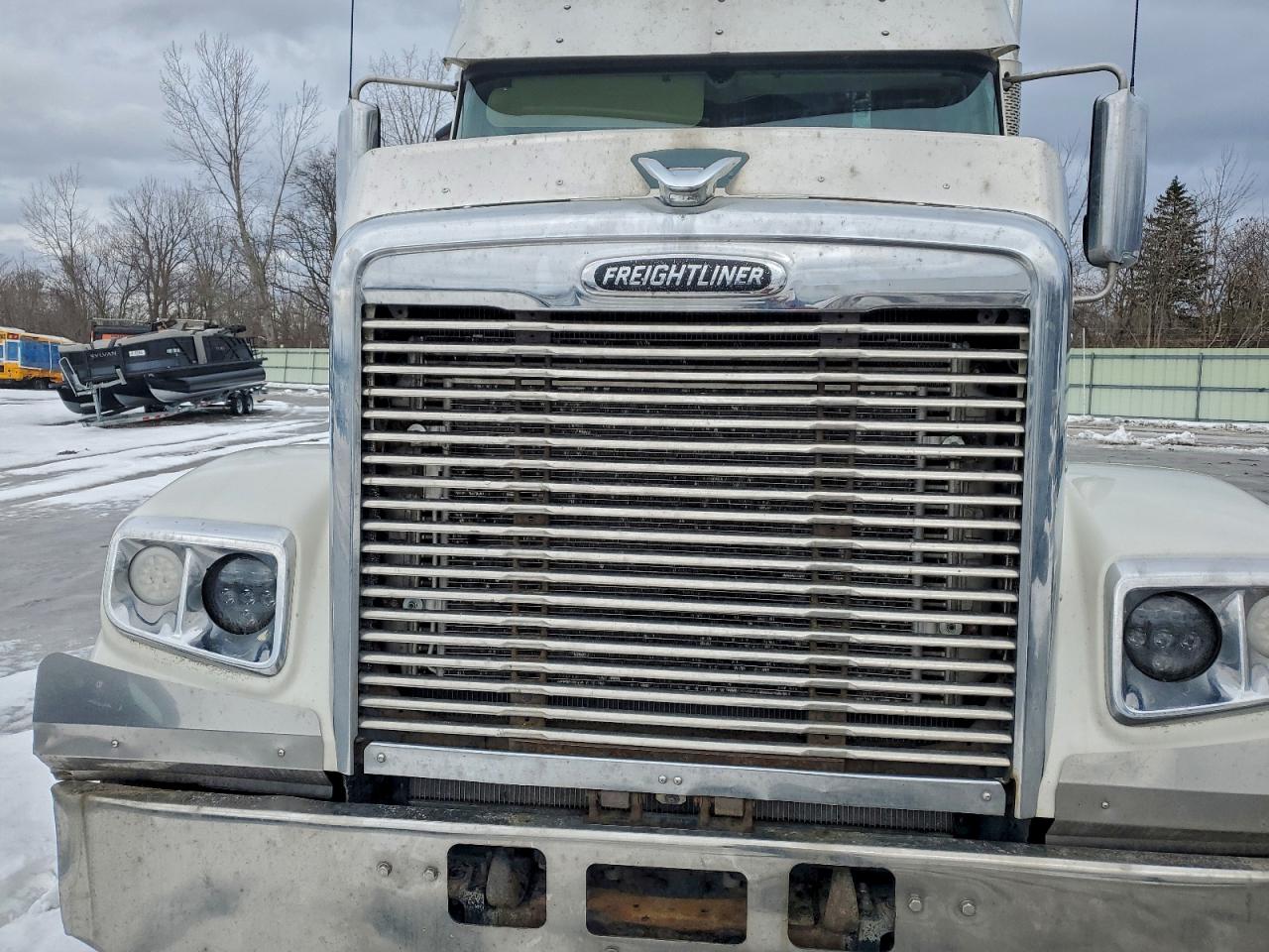 Freightliner 122sd Image 4
