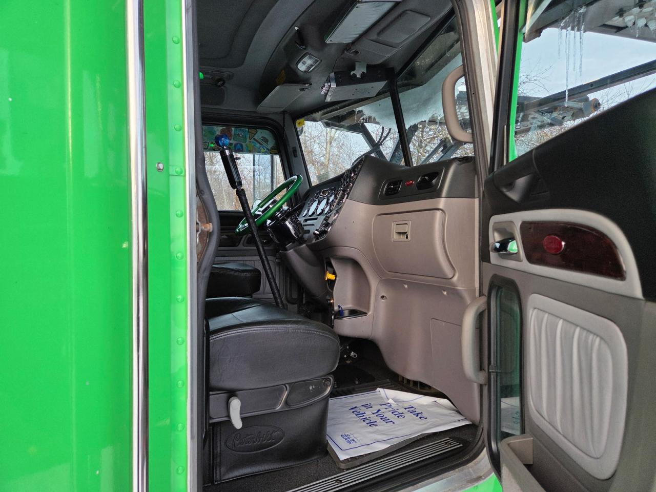 Peterbilt 389 Image 2