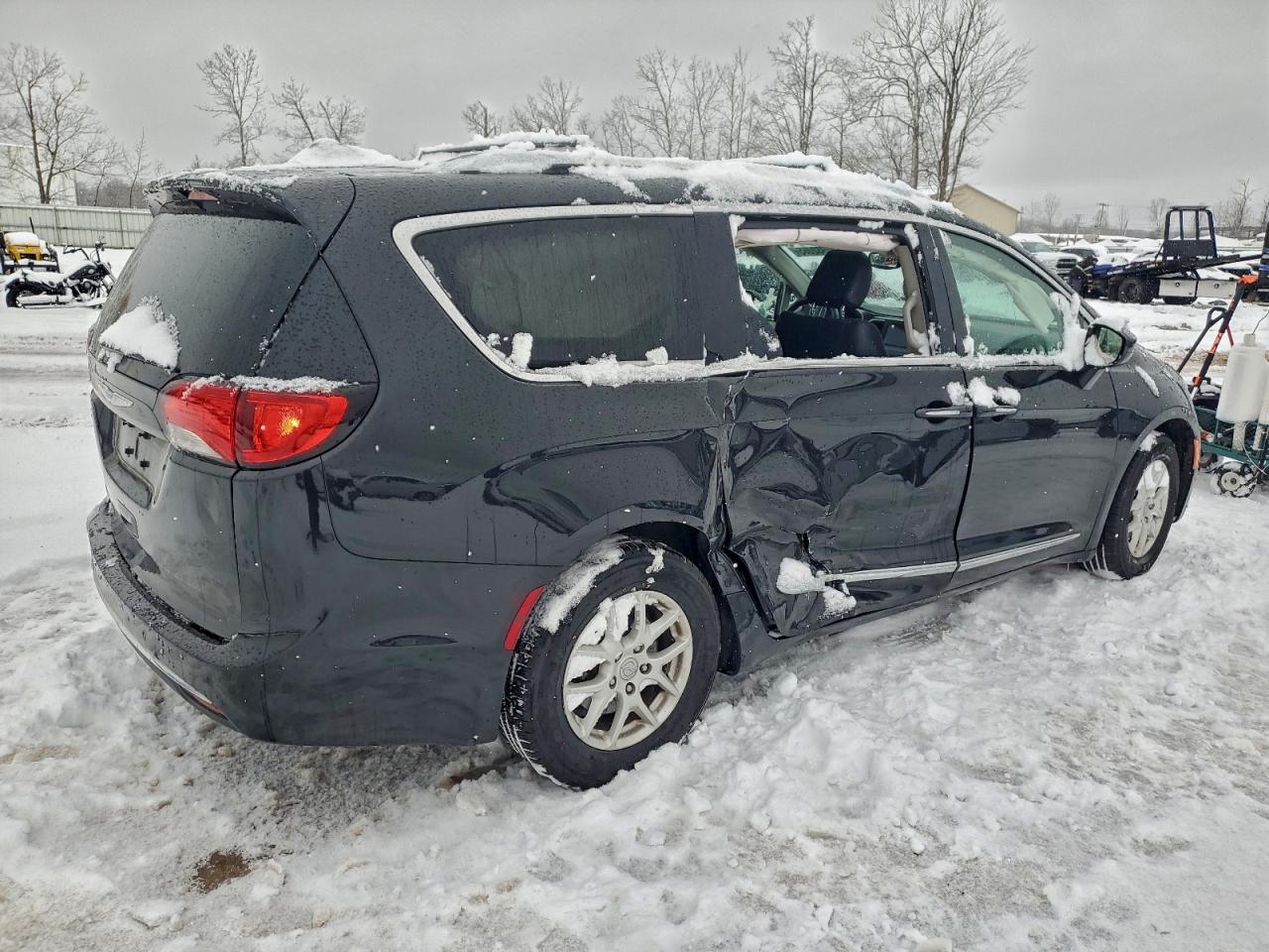 Chrysler Pacifica Touring L Image 3