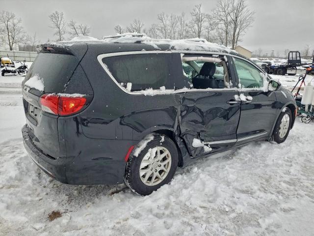 Chrysler Pacifica Touring L Image 3