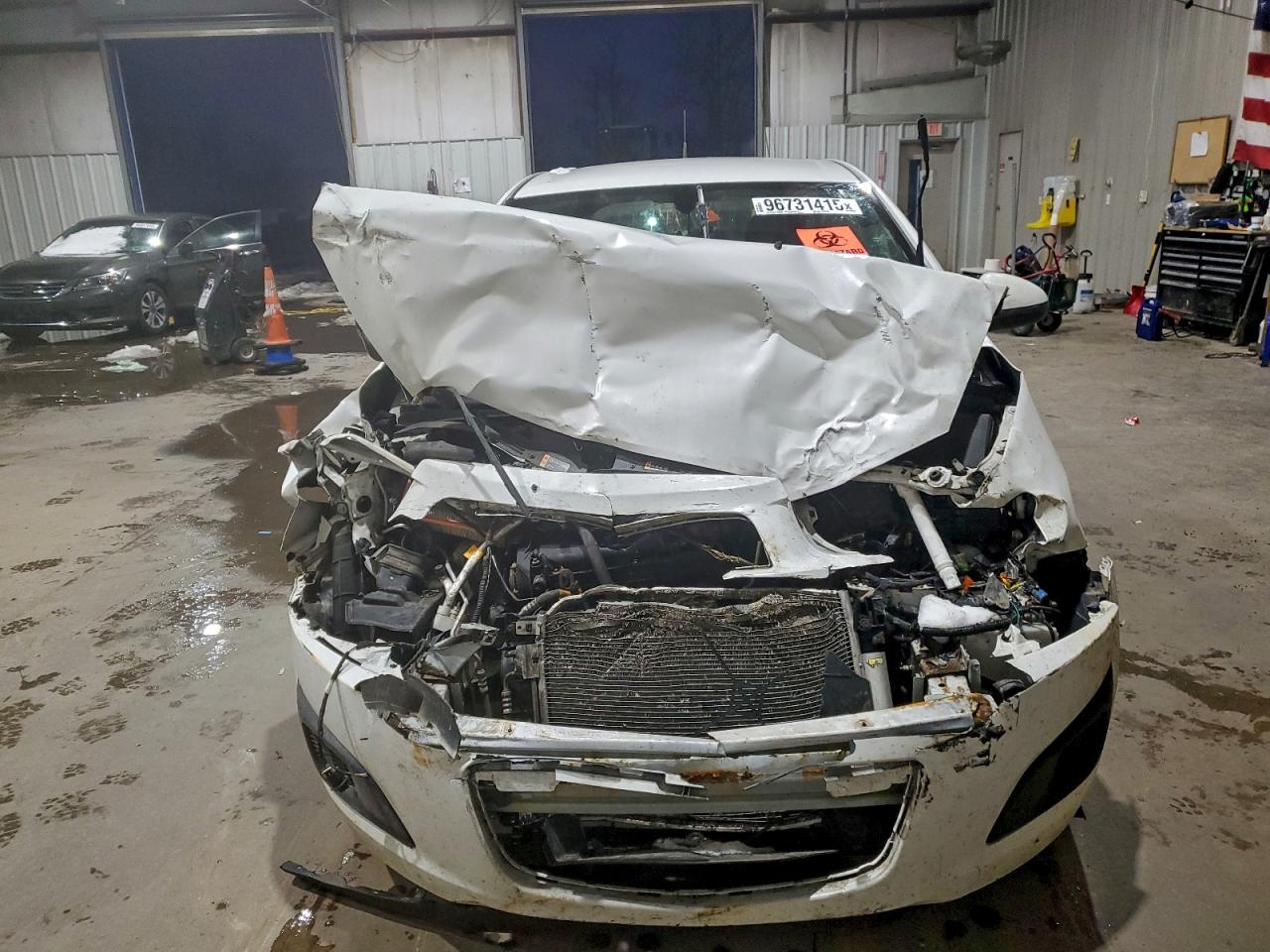 Chevrolet Sonic Ls Image 11