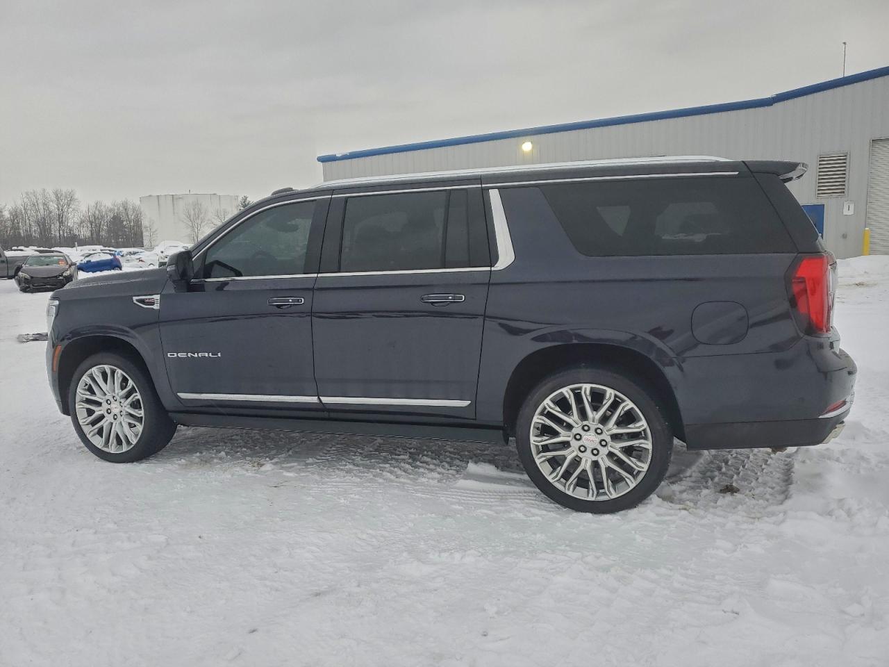 GMC Yukon Denali Image 2