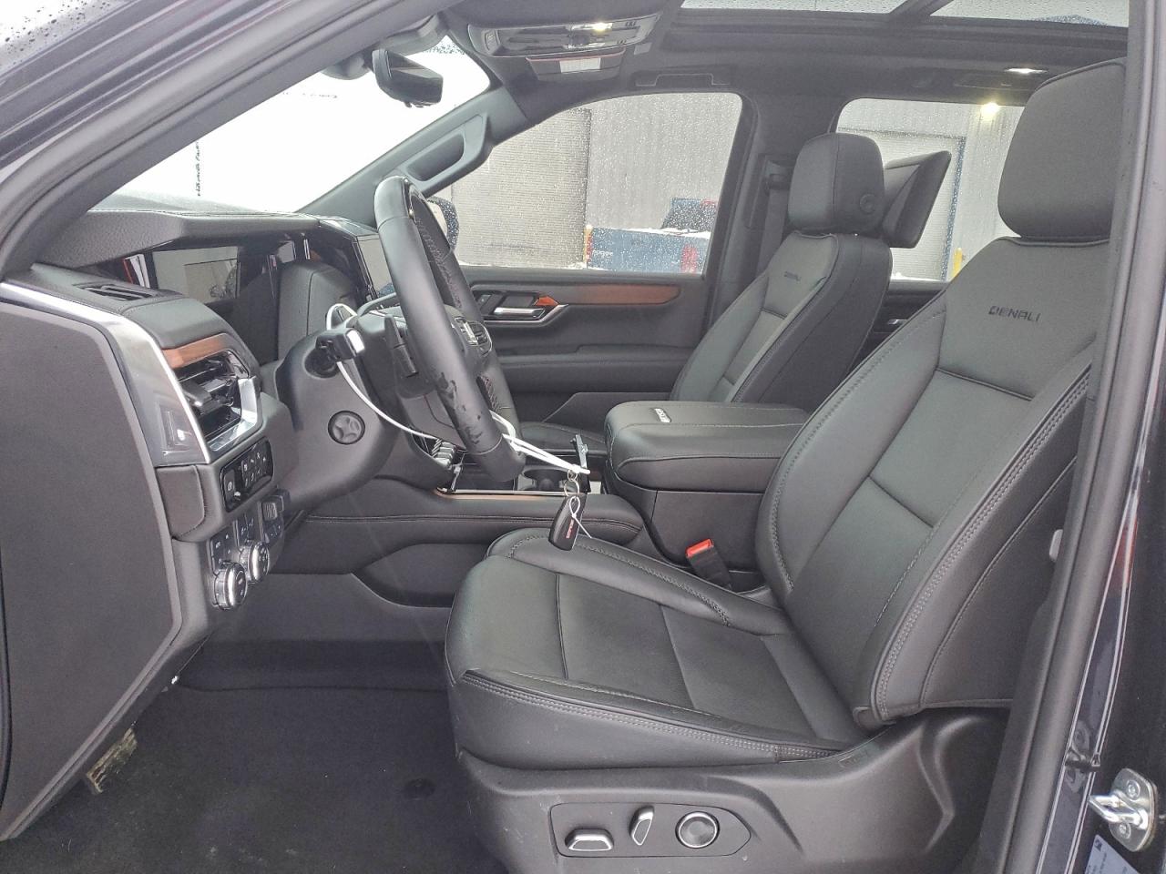 GMC Yukon Denali Image 13