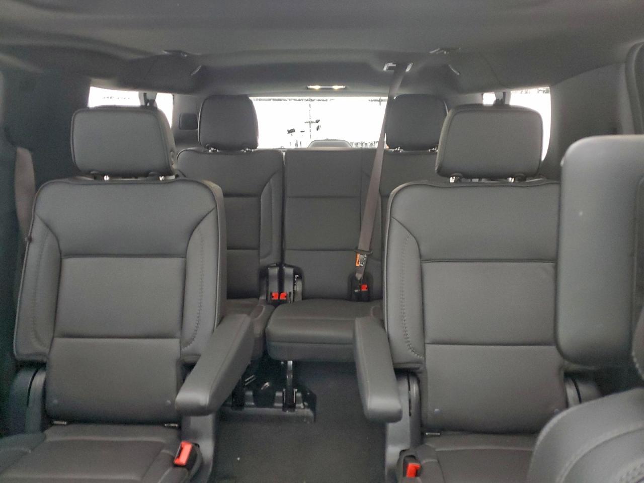 GMC Yukon Denali Image 7