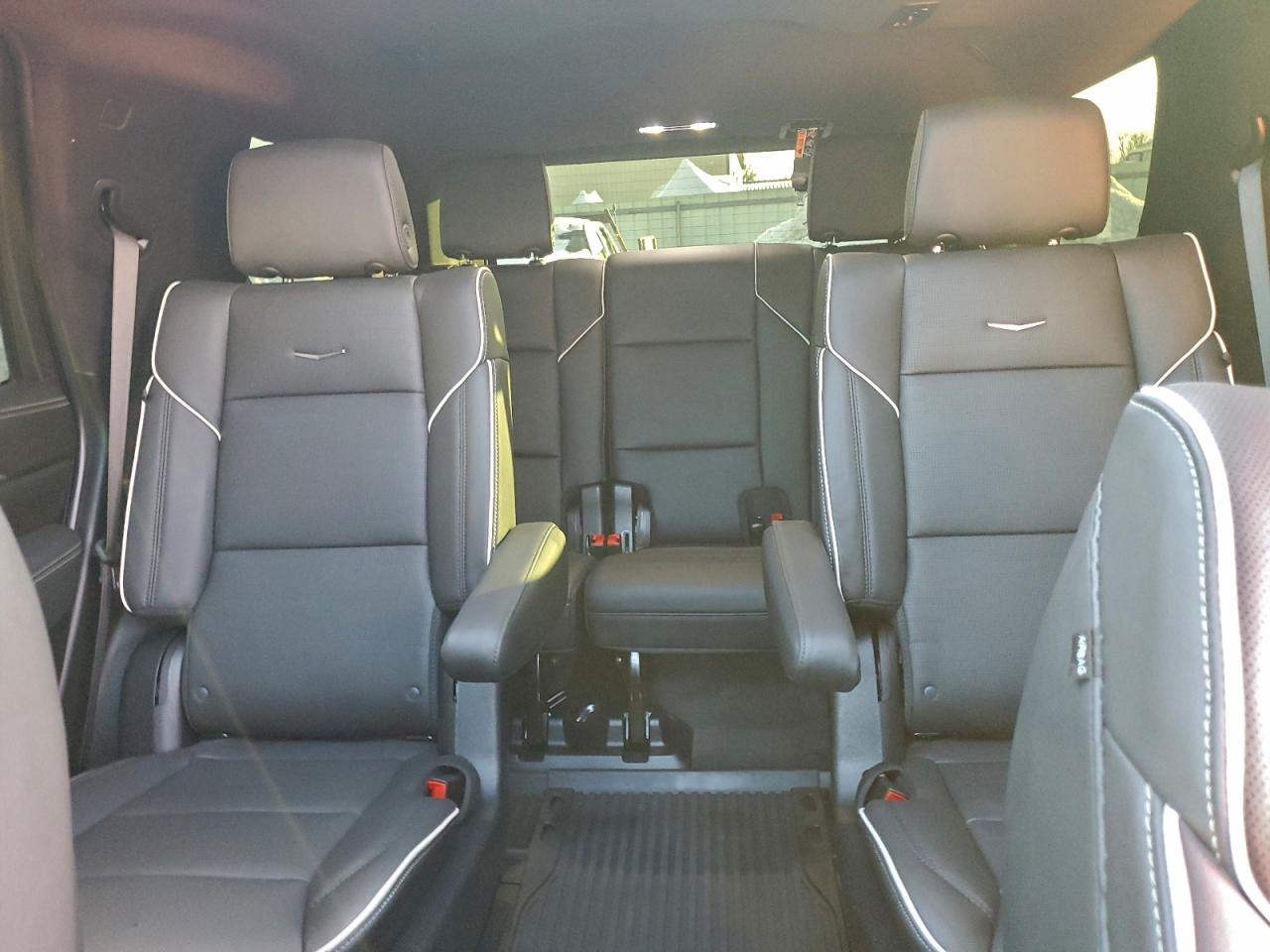 Cadillac Escalade Sport Image 6