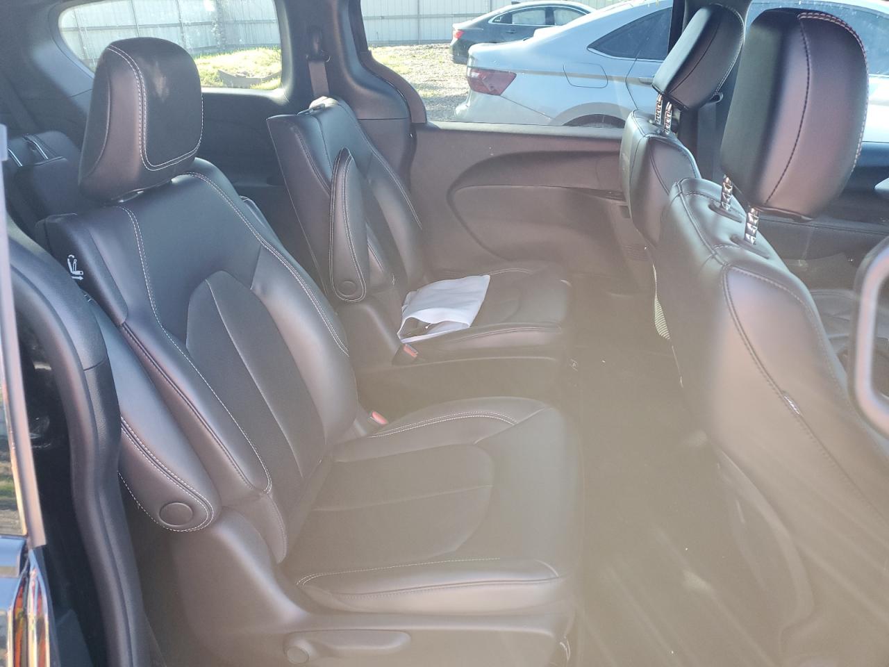 Chrysler Pacifica Hybrid Touring L Image 5