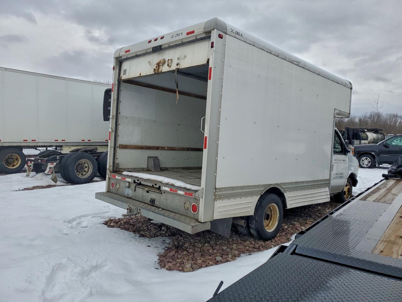 Ford E-450 E450 Super Duty Cutaway Van Image 2