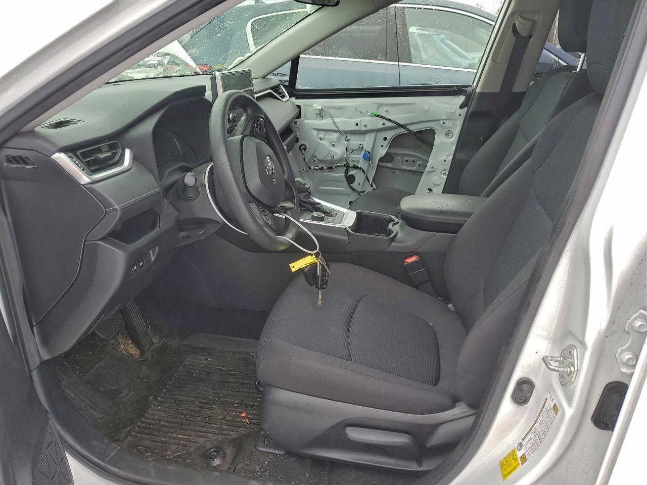 Toyota RAV4 Le Image 6