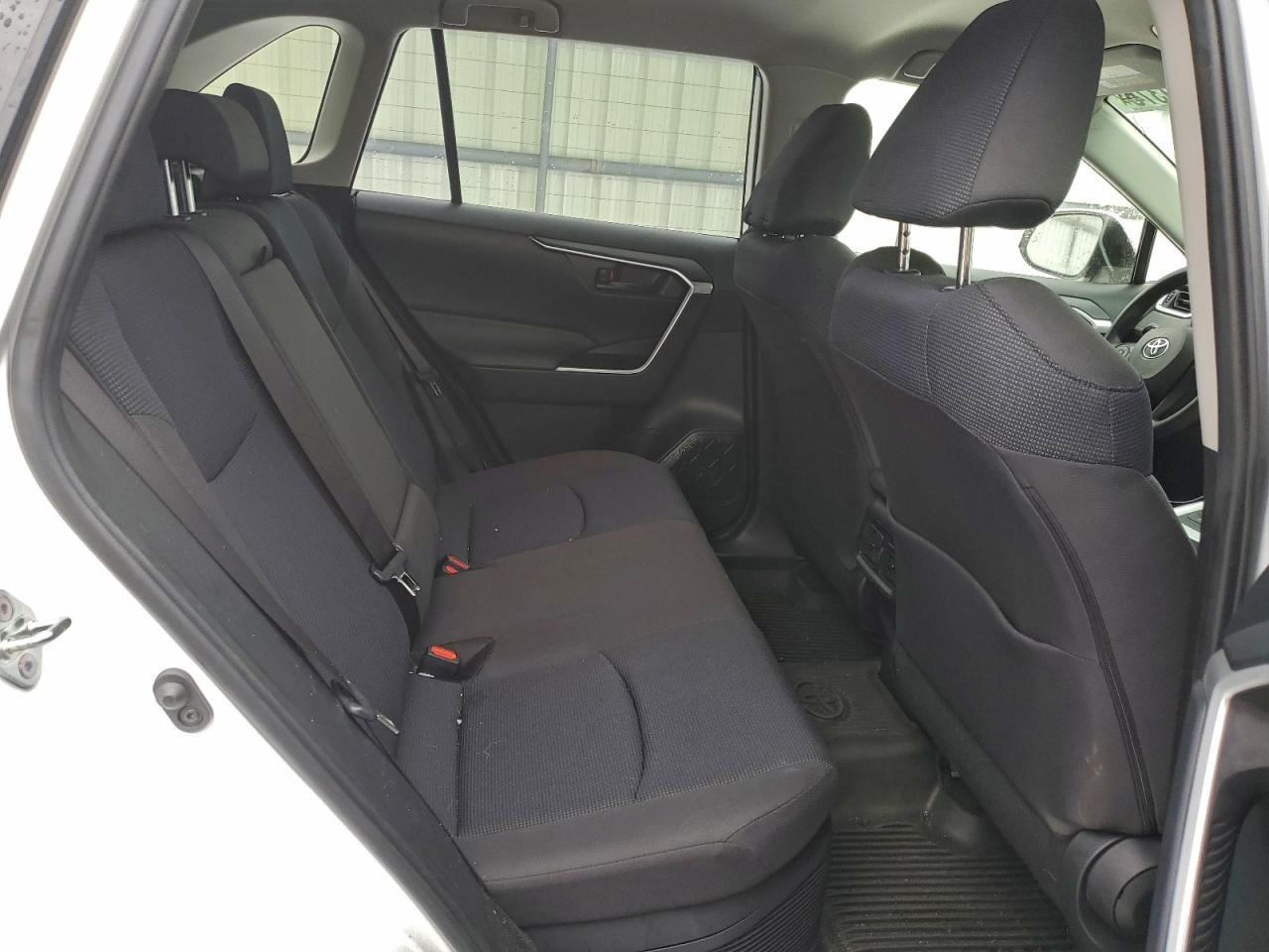 Toyota RAV4 Le Image 12