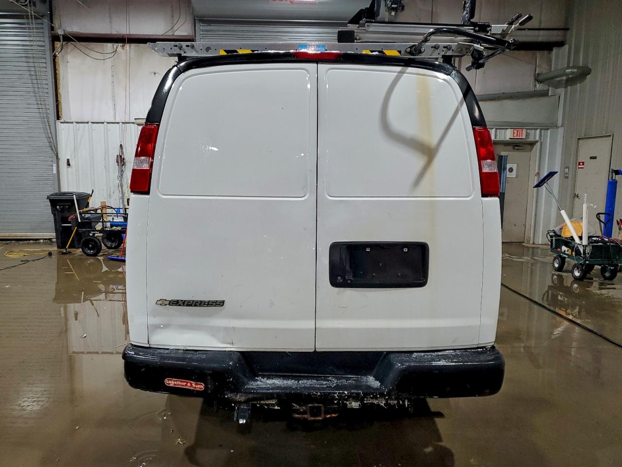 Chevrolet Express Image 2