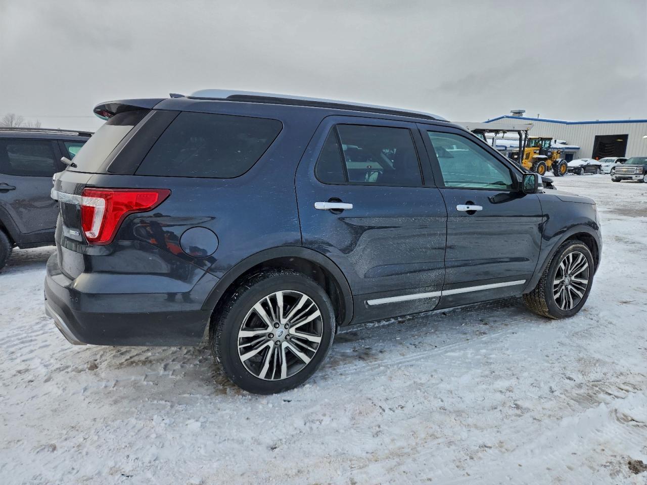 Ford Explorer Platinum Image 3