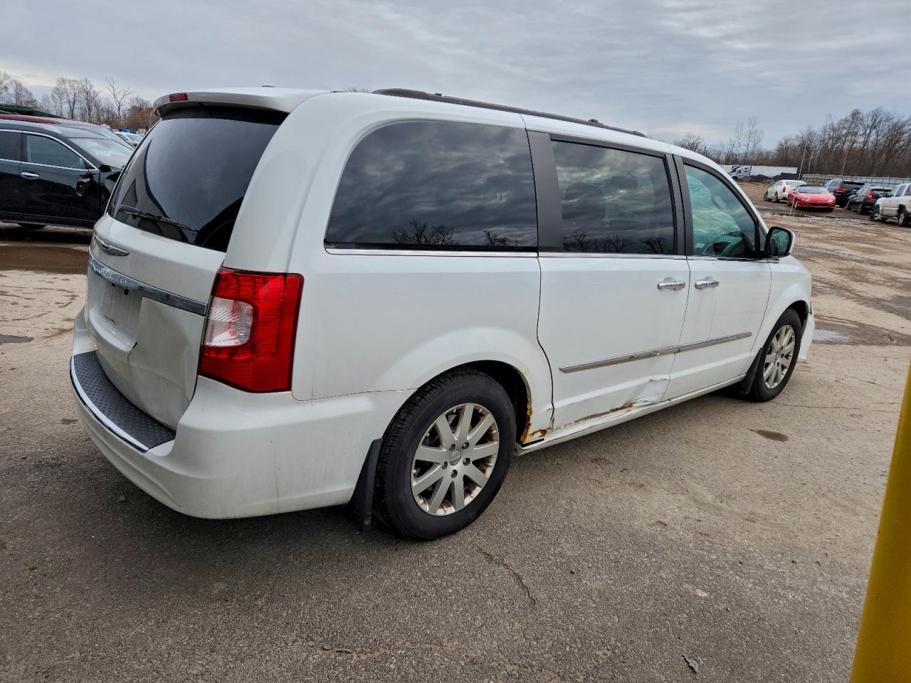 Chrysler Minivan Touring Image 2