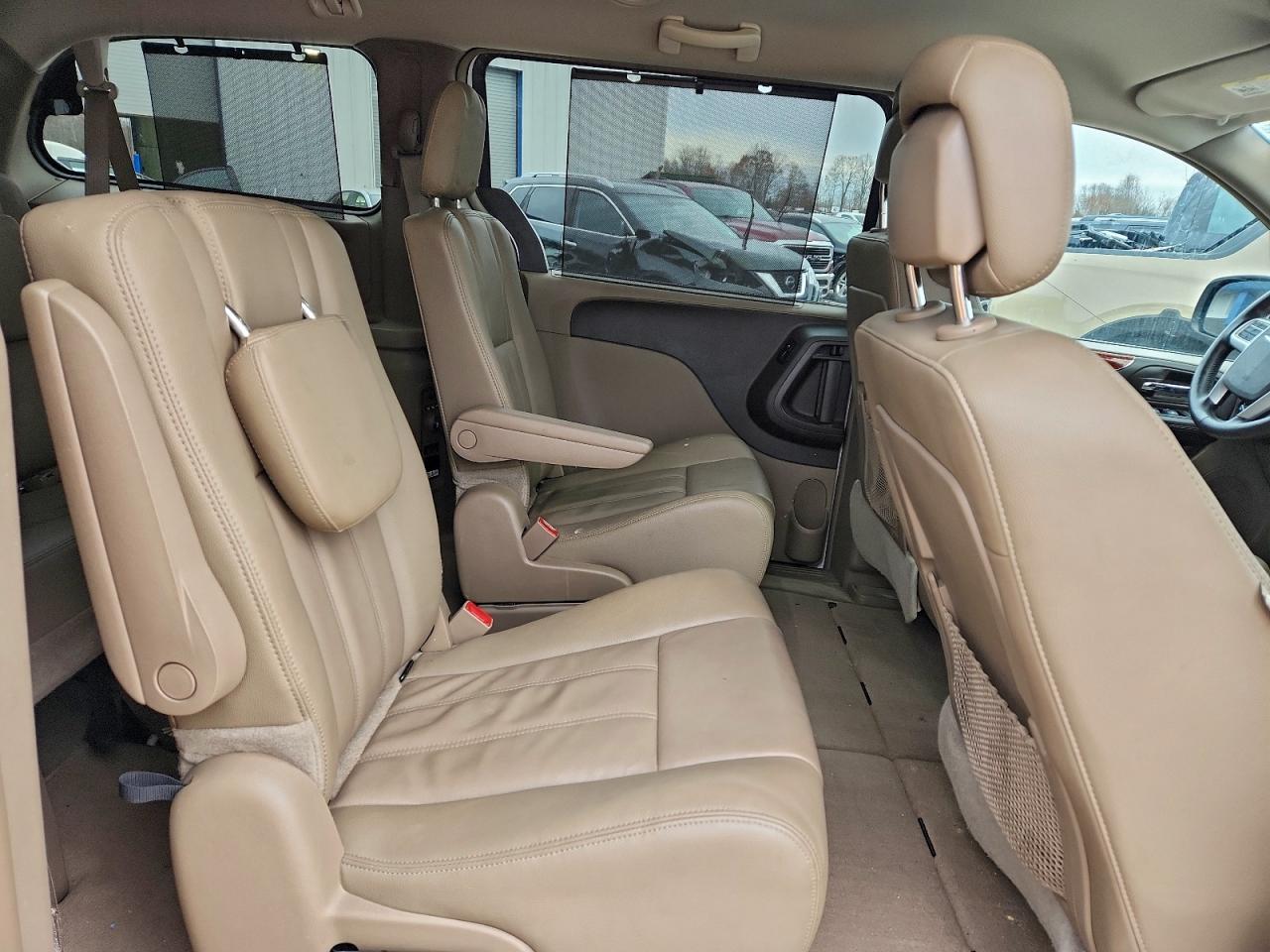 Chrysler Minivan Touring Image 7